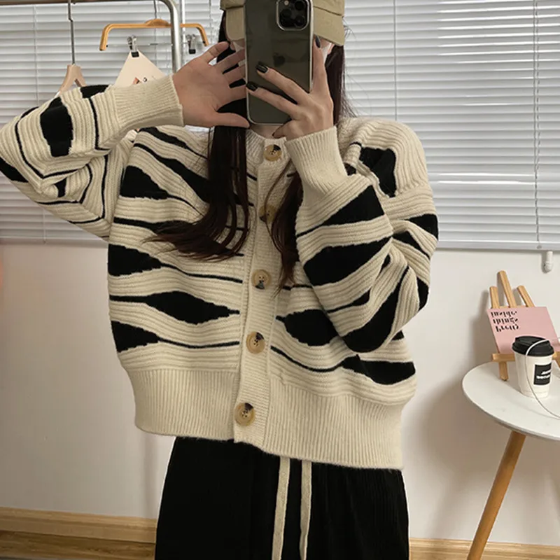 Women Long Sleeve Wavy Stripe Cardigan Sweater