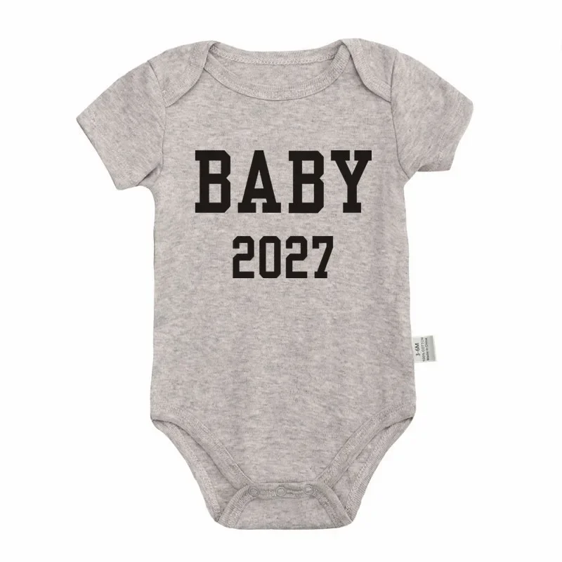 Body Neonato 2027 Minimalista Nero con Scritta, Tutina per Annuncio Nascita, Pubblicazione Gravidanza, Accessorio Fotografico, Pagliaccetto a Maniche Corte per Neonato - immagine 6