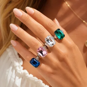 Anelli di Lusso con Grandi Cristalli per Donne, Fasce Regolabili Color Argento Brillante, Gioielli da Festa Dilay, Regalo Impermeabile
