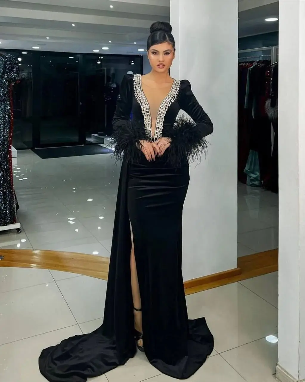 

Mermaid Long Sleeves Velvet Evening Dresses Beadings Feathers Side Split Saudi Arabic Women Prom Party Dress