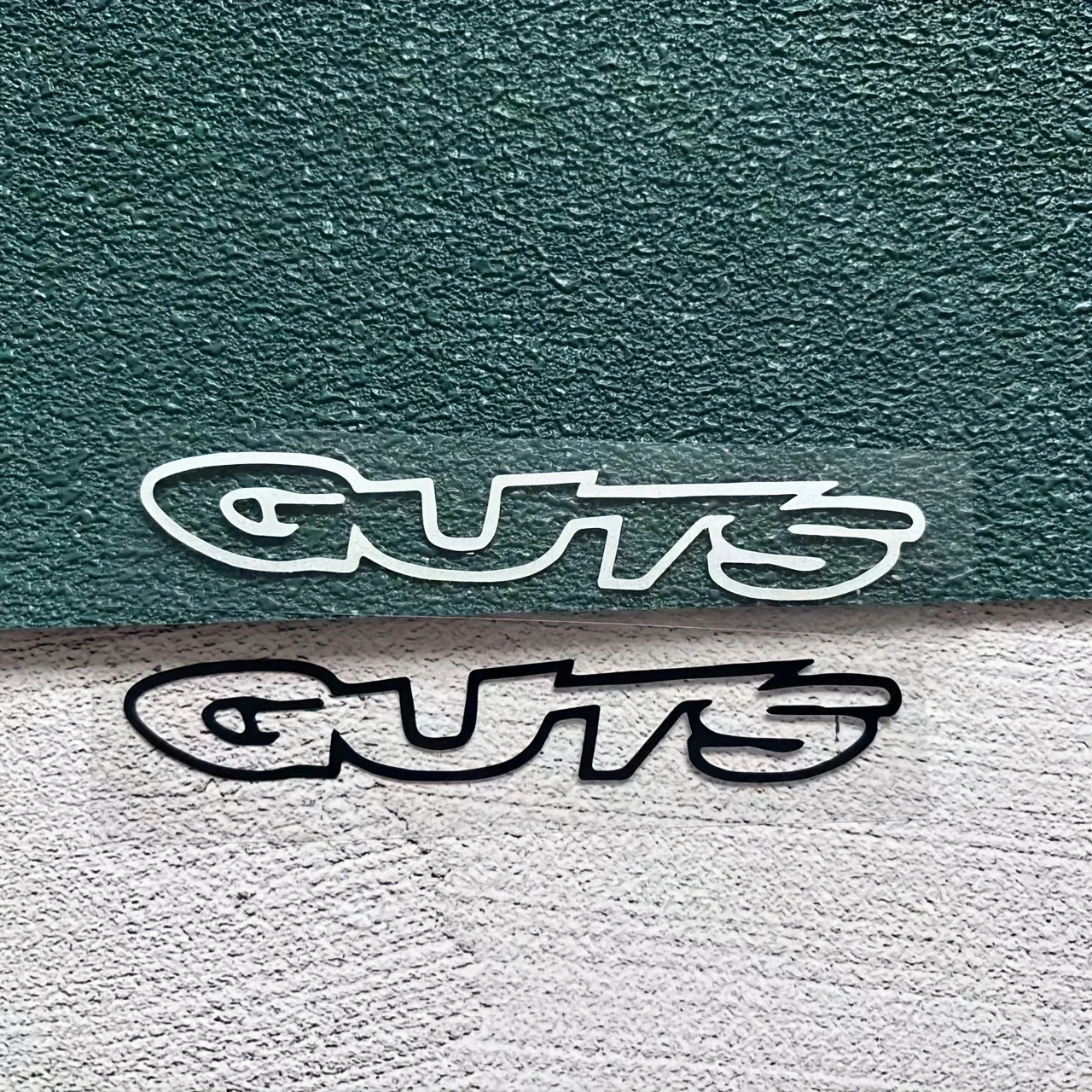1 Stück Schwarz Weiß Rot GUTS Buchstaben-Aufkleber Wasserdichte Vinyl-Aufkleber für Auto Motorrad Fahrrad Helm Dekoration – Detail 12