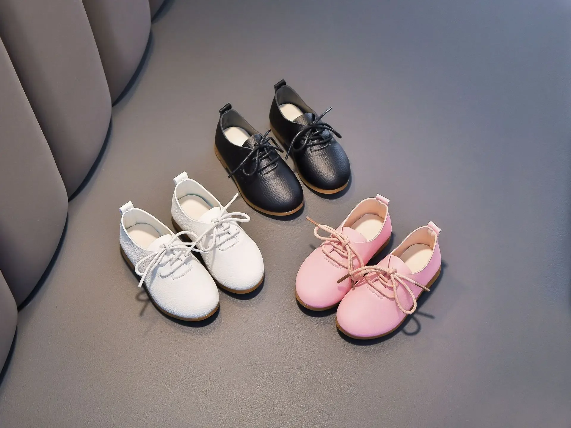Kinder-Flachschuhe Einfarbig Matt PU Britischer Stil Kinder-Lederschuhe Rutschfest 2026 Neue Mode Jungen Mädchen Schicke Schuhe Weich – Detail 2