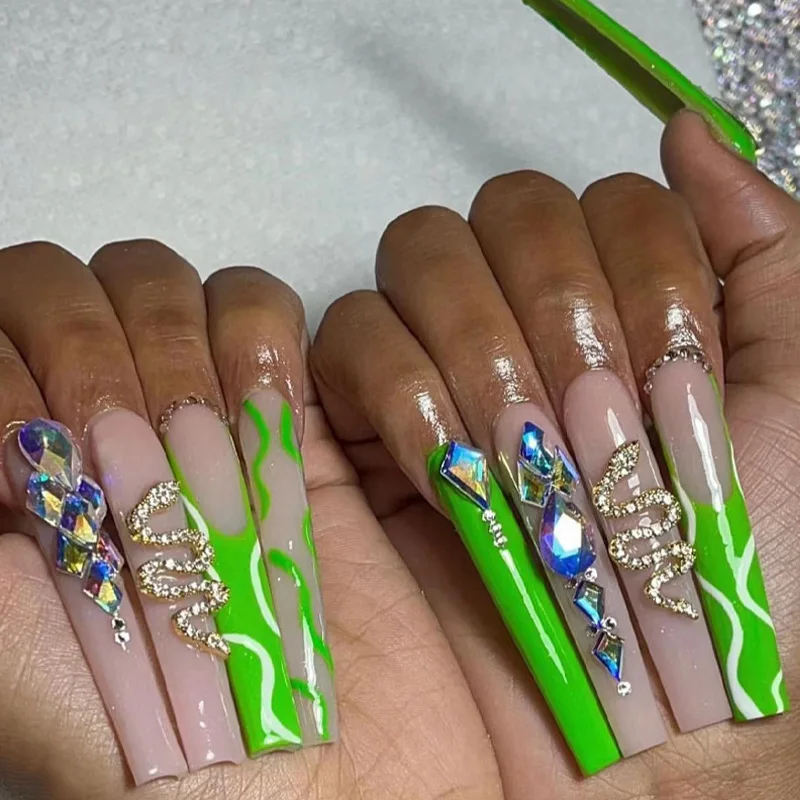 Linee Bianche Verde Lucido Indossabile Nail Art Serpente Strass Unghie Finte Lungo Balletto Finito Unghie Finte Premere Sulle Unghie Con Colla
