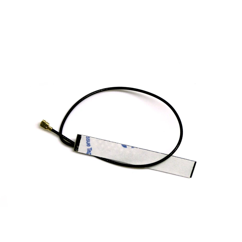 Vue rapprochée d'une antenne 2.4GHz 11cm, câble flexible et connecteur plaqué or.