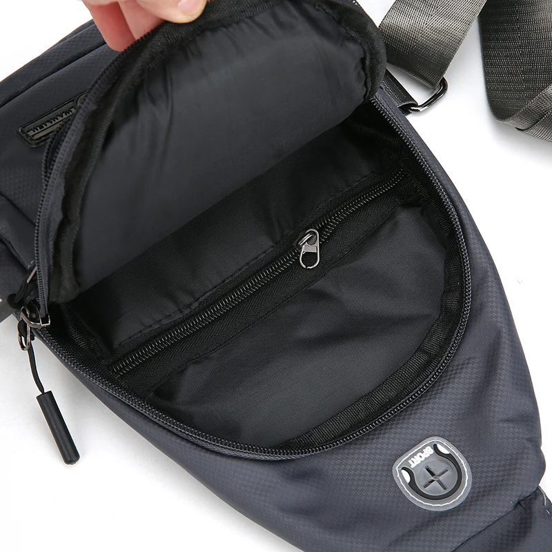 Adjustable shoulder strap, zipper closure, lightweight messenger bag, suitable for daily use, and can also be used as a chest ba