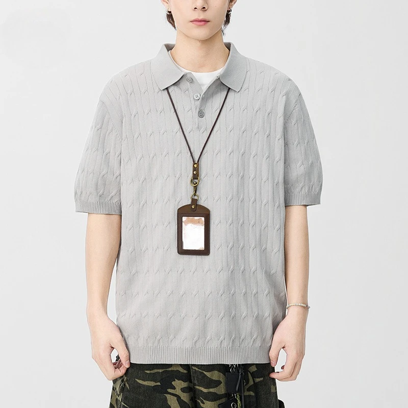 Polo a maniche corte da uomo in maglia stile Old Money con risvolto e dettagli intrecciati, nuova collezione Estate 2026 - immagine 2