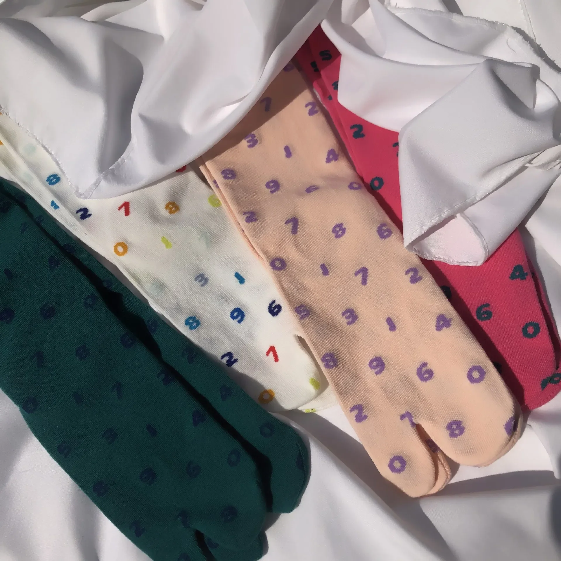 Schicke japanische Jacquard Split Toe Socken Mode digitale gekämmte Baumwolle zwei Zehen Socken Frauen koreanische Harajuku zwei Finger Tabi Socken – Detail 4