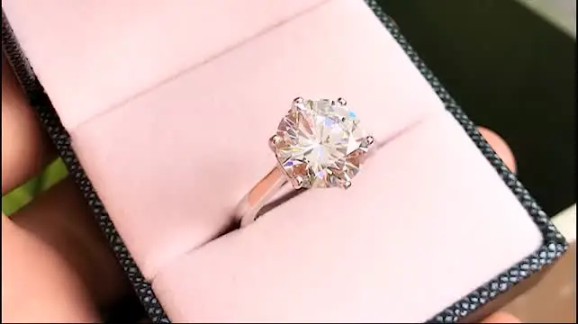 Anillo De Compromiso Solitario De Moissanita Con Corte Radiante