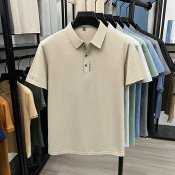 Polo slim fit da uomo con stampa subtilissima sul polsino, maniche corte, risvolto con tre bottoni, tessuto sottile e traspirante, ideale per feste in famiglia e tempo libero.