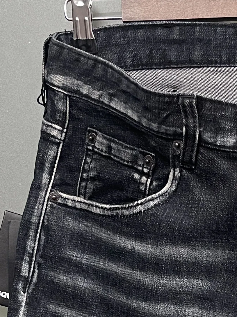 2024 Spring/Summer New D2 Jeans Trendy Men's Washed Worn Hole Patches Painted Slim Fit White Denim Shorts Men's