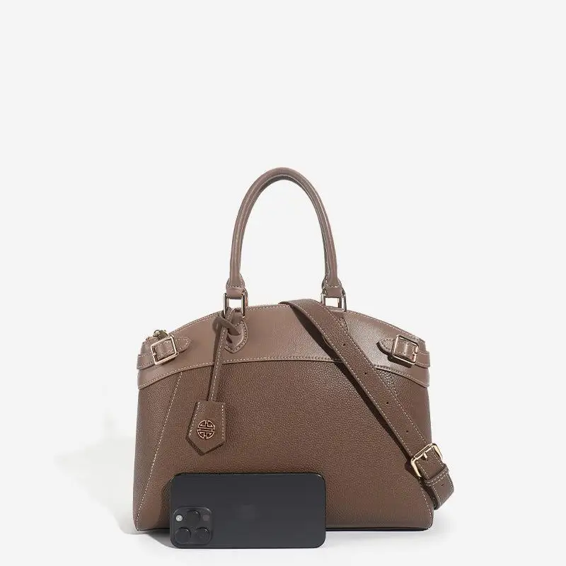 تشكيلة فاخرة من حقائب اليد، حقائب الكتف العملية، و...