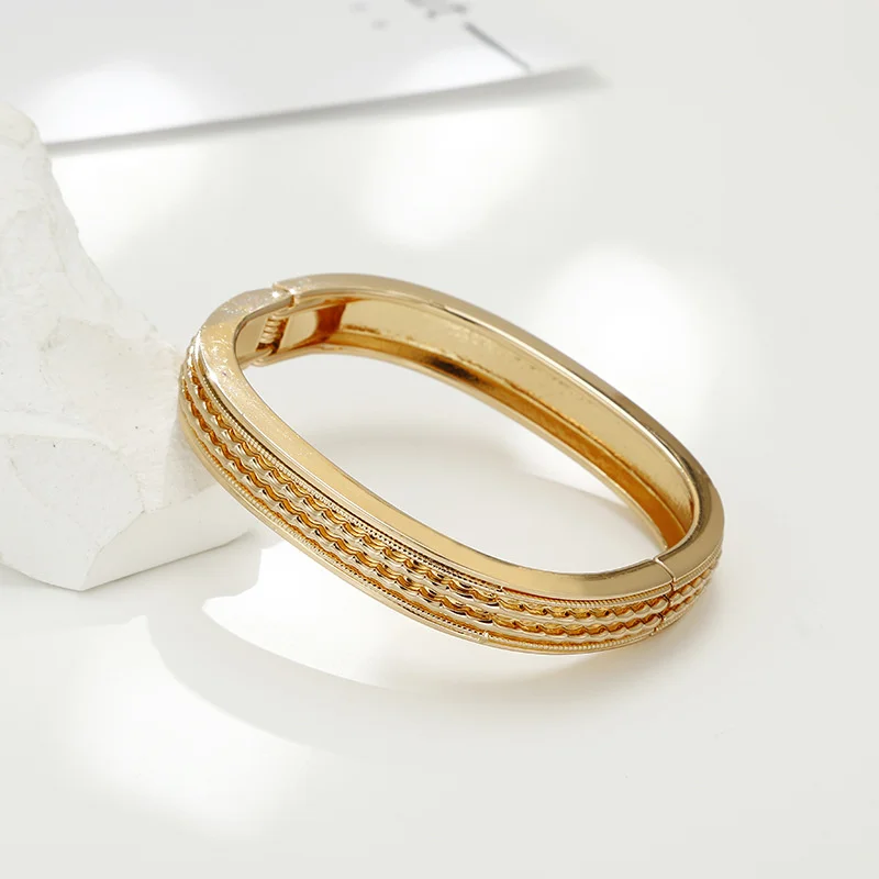 

SOAR EAST Vintage Style White Steel Corrugated Square Shape Bracelet Unique Design Bangles For Women Fashion Jewelry Accessories