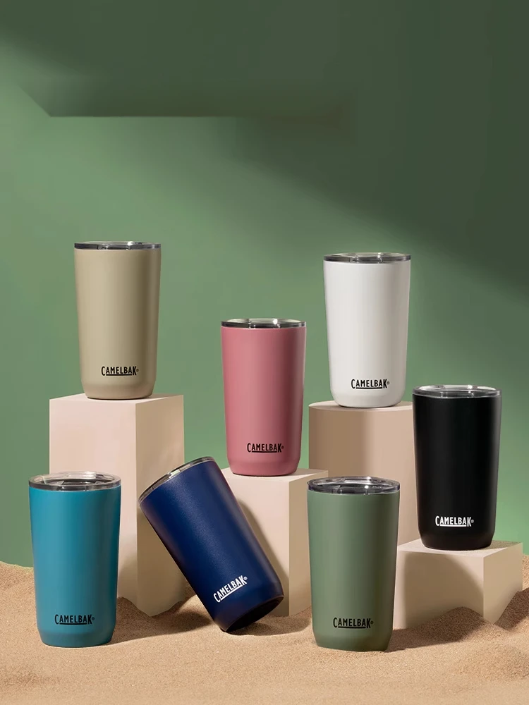 Isolamento della gobba in una semplice tazza da caffè di grande capacità da donna di alta bellezza con cannuccia_voghion.com