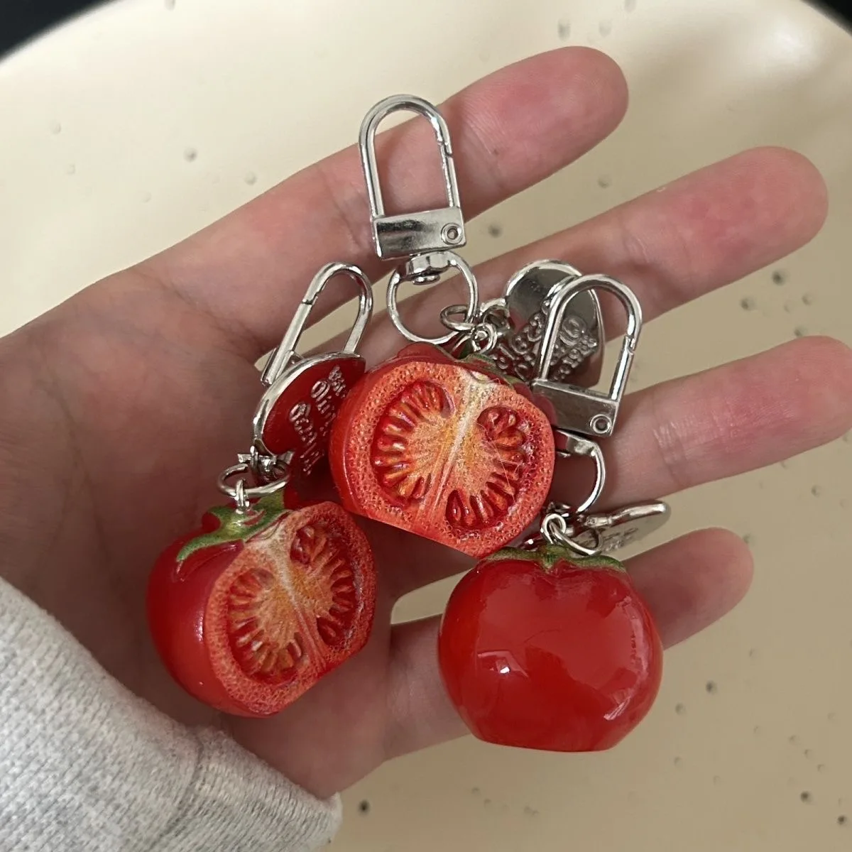 3D Roter Tomaten-Schlüsselanhänger aus Harz, süßer Frucht-Anhänger für Handyhülle/Tasche, ideales Geburtstagsgeschenk für Frauen und Mädchen