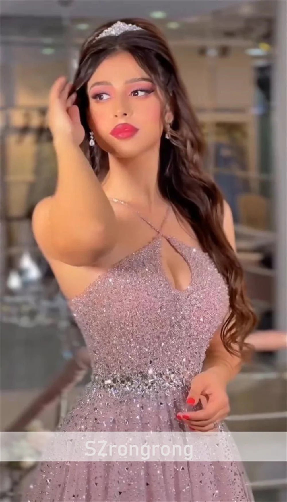 فستان سهرة رائع بدون أكمام مطرز بالكريستال اللامع...