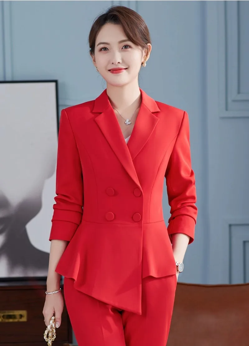 Женский приталенный костюм