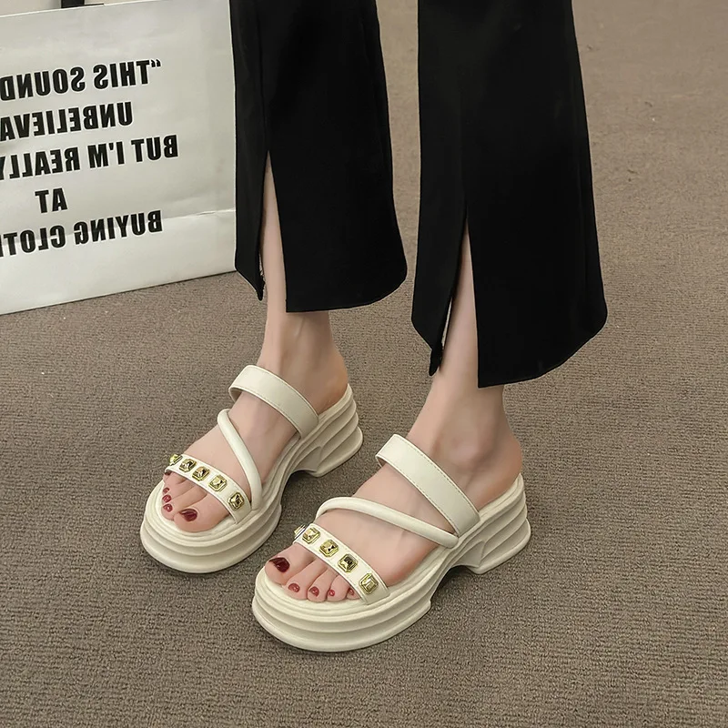 

Туфли женские на низкой платформе, повседневные лоферы, роскошные мягкие, с заклепками, из искусственной кожи, на толстом каблуке, обувь в римском стиле для отдыха, 2024