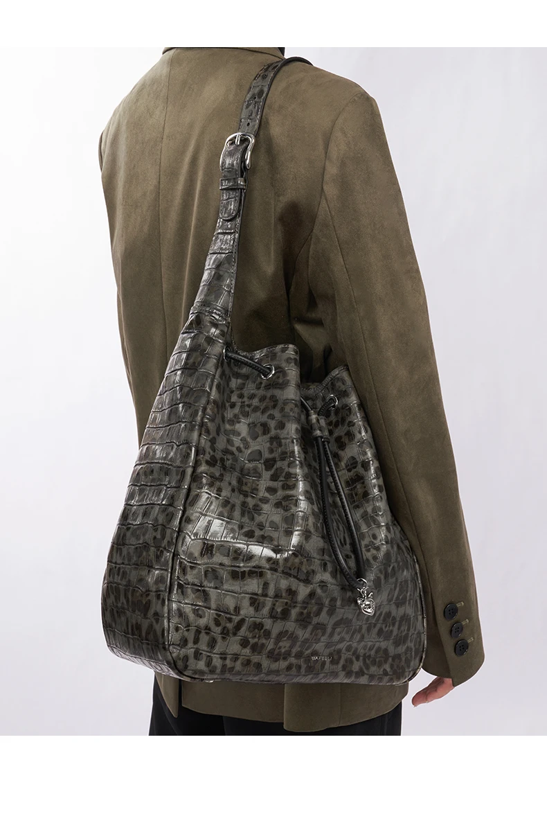 Lifestyle image: shoulder carry leopard tote