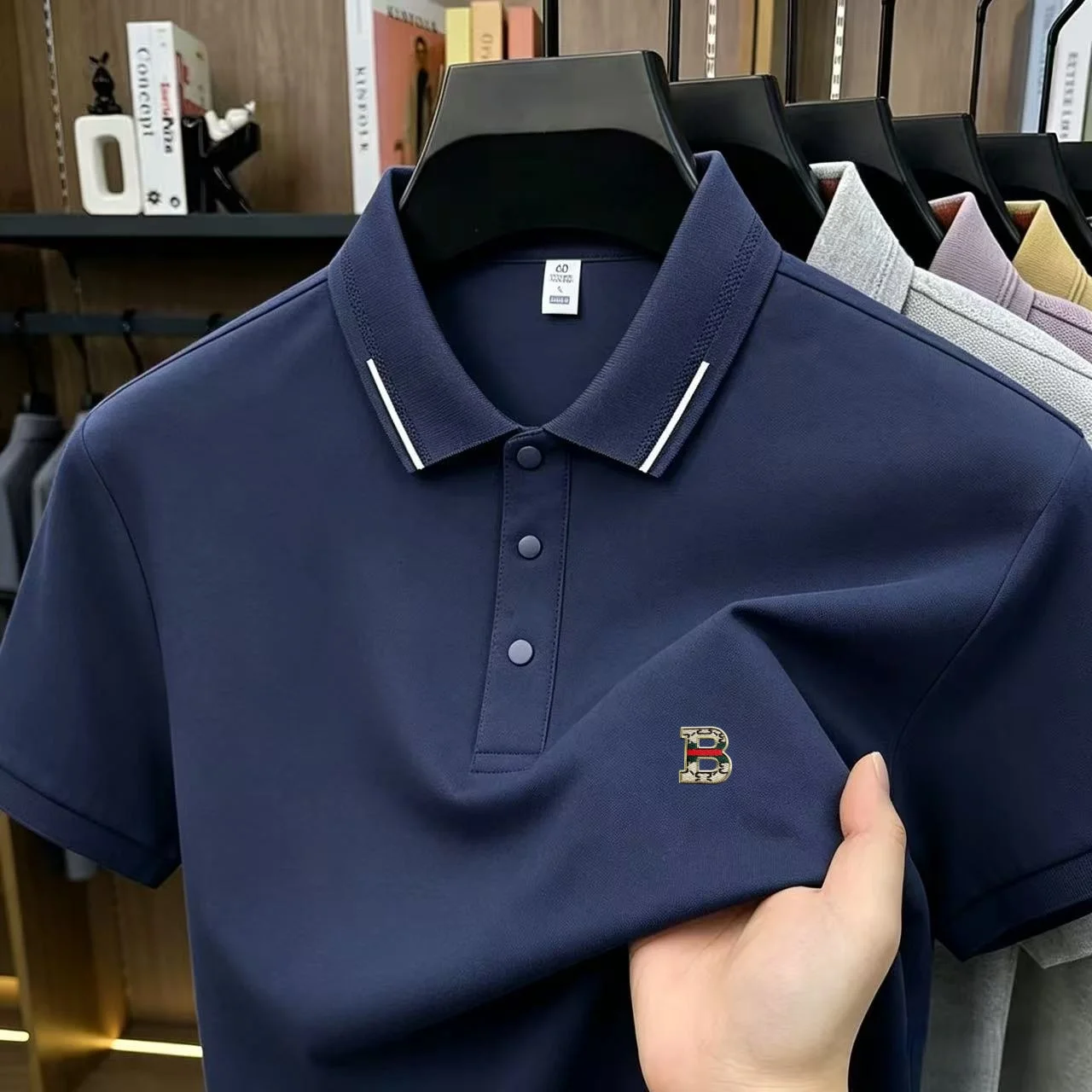 Polo Homme de Luxe 2026 – Marque Classique Respirante, Confort Quotidien Estival, Loisirs, Haut Court Exquis avec Badge Lettres 1 Polo Homme de Luxe 2026 – Marque Classique Respirante, Confort Quotidien Estival, Loisirs, Haut Court Exquis avec Badge Lettres 1