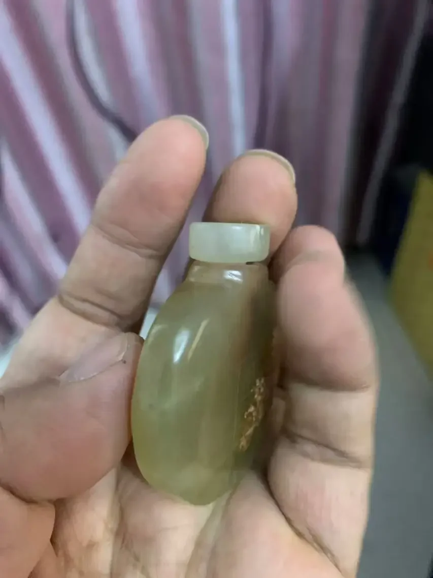 Rare Qing Dynasty  CHINESE Old He tian jade caved SNUFF BOTTLE 2