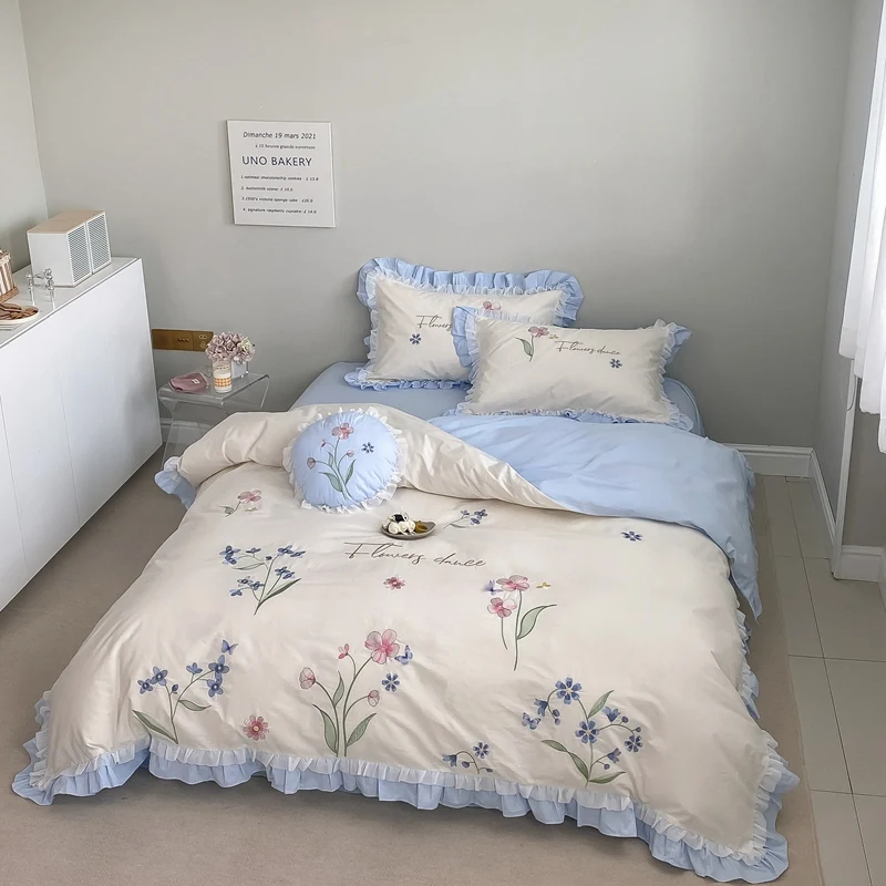 

Комплект постельного белья из белого хлопка с цветочной вышивкой и оборками