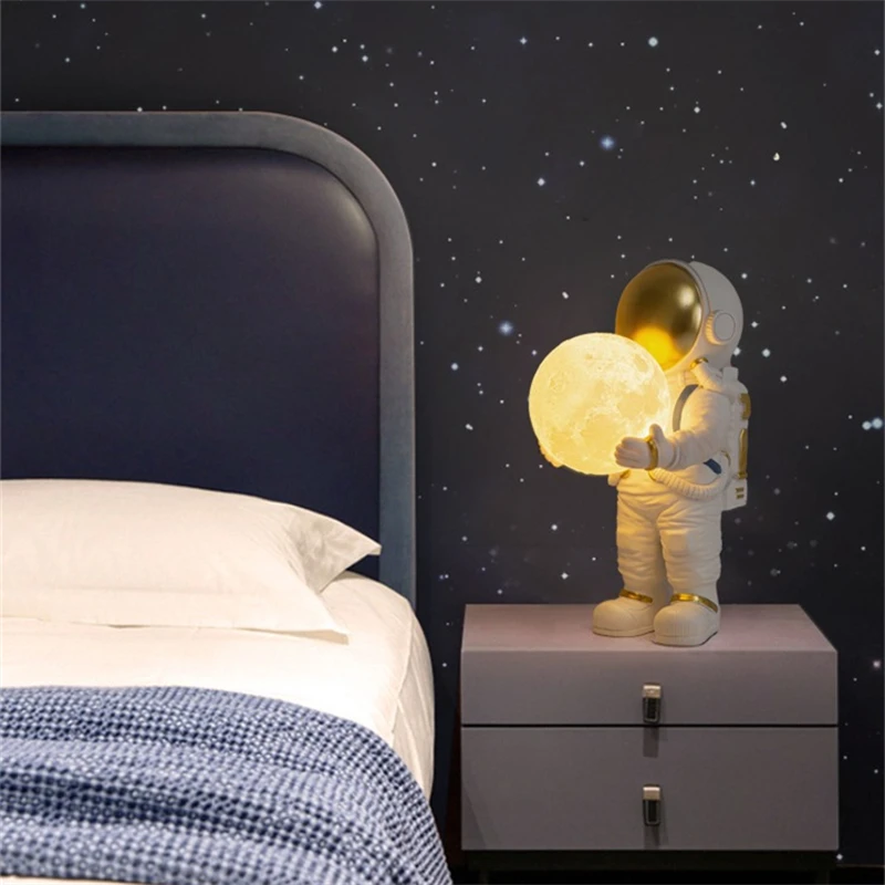 Brubaker Lampada Da Tavolo Astronauta Con Luna 46cm - LED USB-C - Decorazione Spaziale Oro/bianco/nero