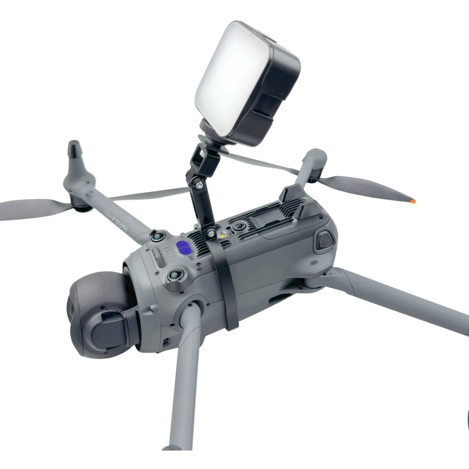 Montage supérieur du support de caméra panoramique 2 en 1 sur le DJI Mavic 4 Pro, permettant une rotation complète de l'objectif.