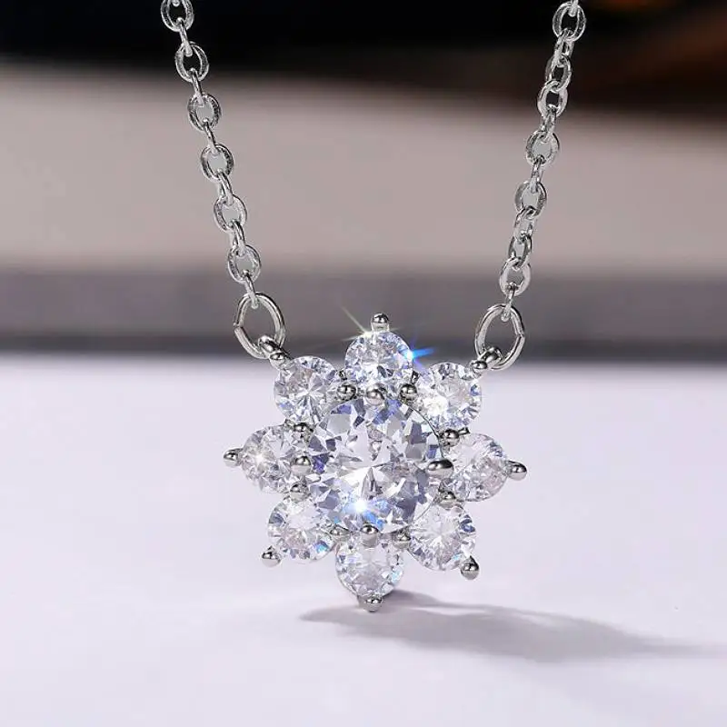 Collier flocon de neige Huitan - porté
