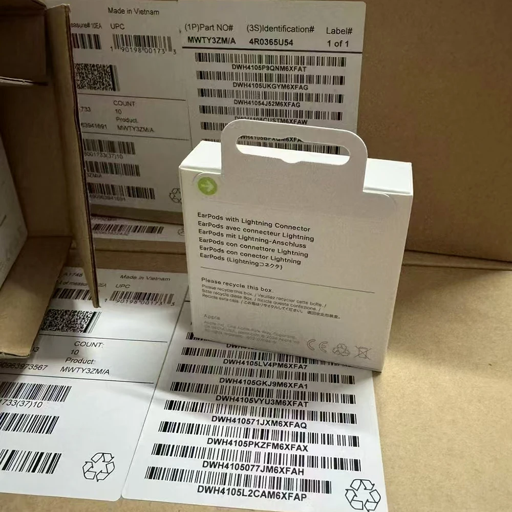 سماعات Apple EarPods مع USB-C أو Lightning أو 3.5...