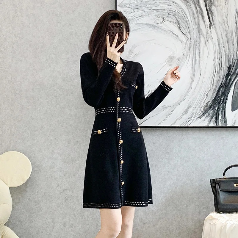 

Женское трикотажное платье в рубчик, контрастное Платье макси с длинным рукавом и V-образным вырезом, модель 2024 R76 на осень и зиму