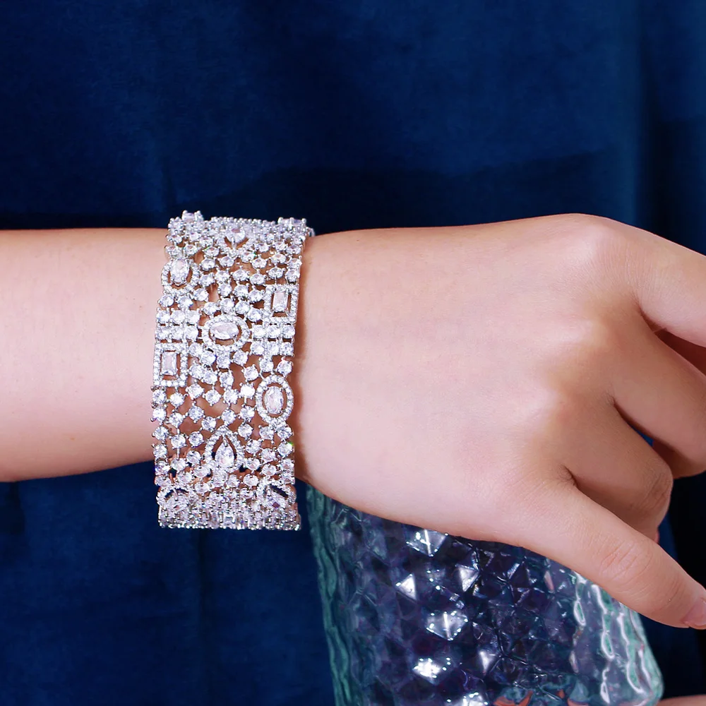 Pera Luxury Dubai Gold Color Shiny Cubic Zirconia Large Wide Open Cuff Bangle for Women Statement Hand Wear Banquet Jewelry Z084