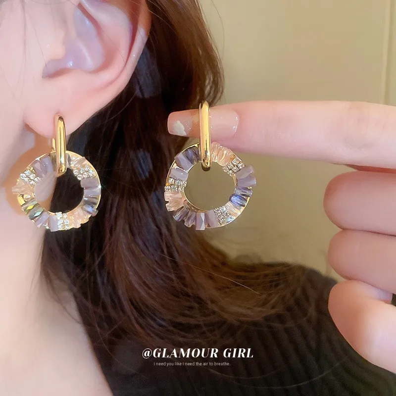 Elegant Vintage-Style Golden-Tone Synthetic Zirconia Circle Dangle Earrings for Women Versatile Design Jewelry Gifts