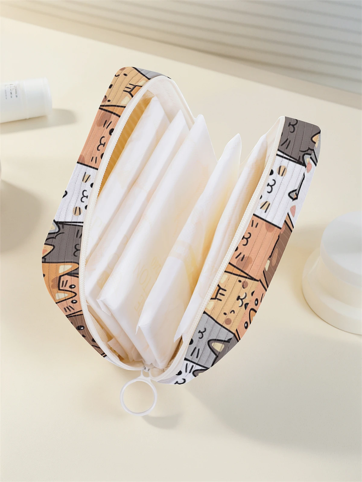 Cartoon cat pattern printed sanitary napkin storage bag, women's lightweight tissue bag, sanitary tissue bag