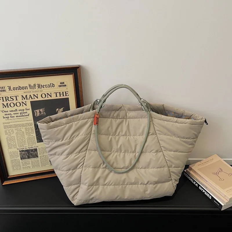 Fashionable Minimalist Cotton Tote Bag - Lightweight and Versatile for Outdoor Commute and Travel