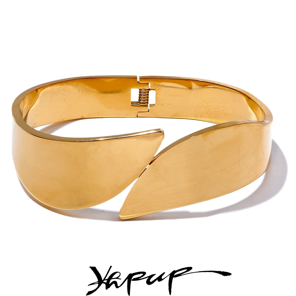 Yhpup 새로운 광택 부드러운 스테인레스 스틸 넓은 기하학 팔찌 팔찌 금속 질감 18K 골드 PVD 도금 방수 보석 2024