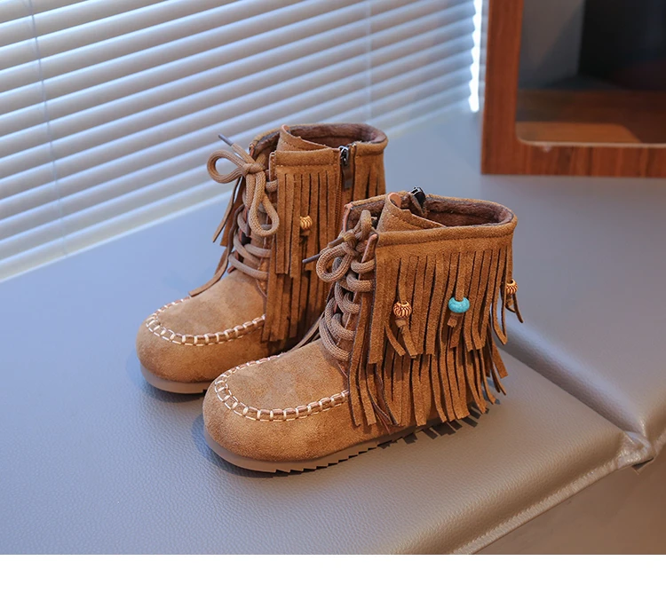 מגפי זמש עם תליונים