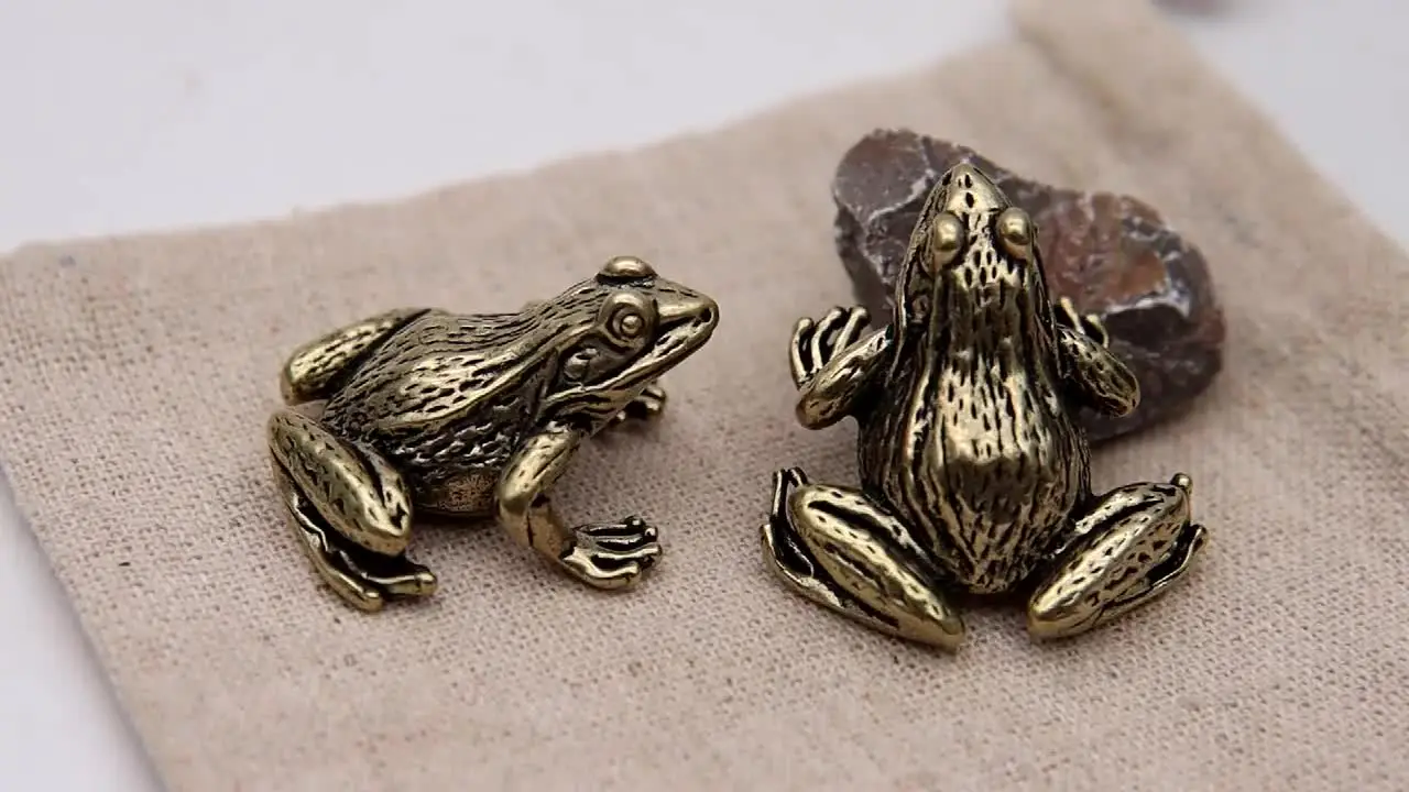 カエル（蛙）が葉っぱの傘を持ってる真鍮の置物 親子カエル／葉っぱの