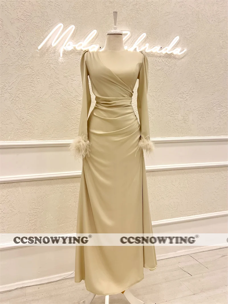 

Платье женское вечернее атласное с перьями на манжетах и круглым вырезом