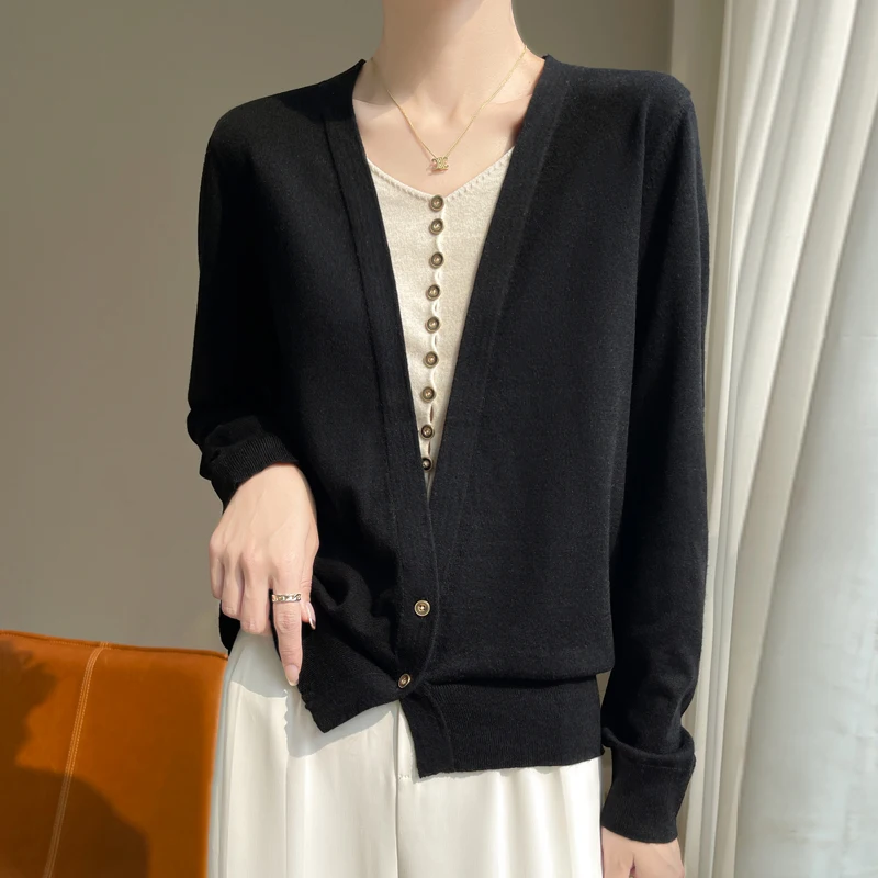 

Fall/Winter 2024 New 100% Merino Wool Fashion Knitted Cardigan Women's V-neck Colour-matching Shirt Wearing a Knitwear
