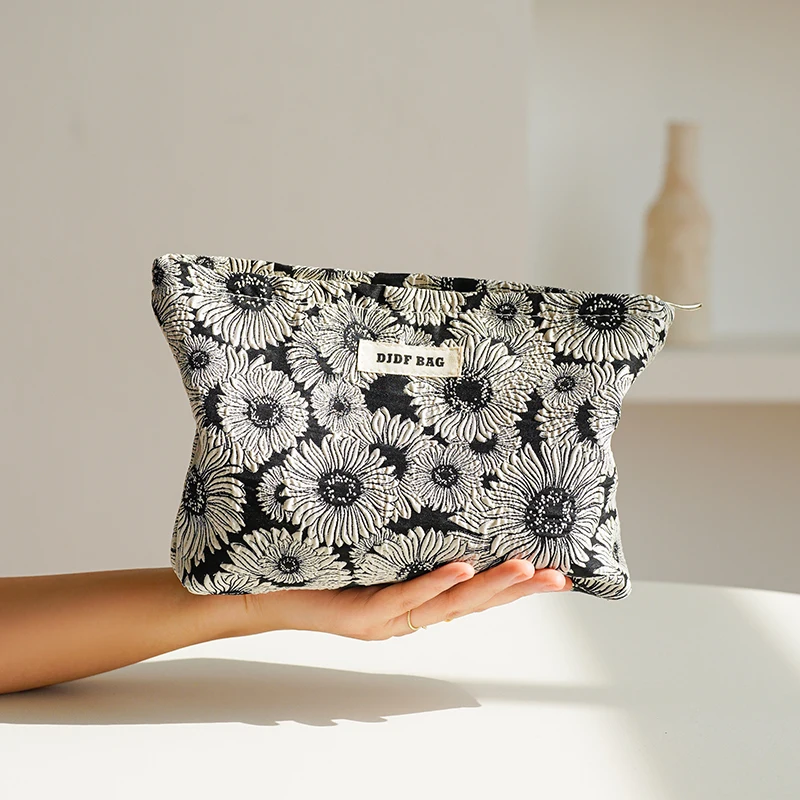 Elegant White Daisy Embroidered Women's Makeup and Accessory Bag