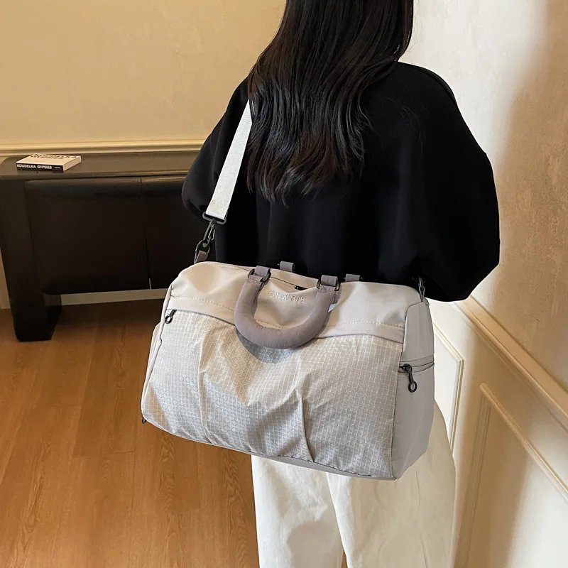 Borsa da viaggio per donna, borsa leggera multifunzionale a tracolla per sport, fitness e yoga, borsa per bagagli asciutti e bagnati di grande capacità - immagine 3