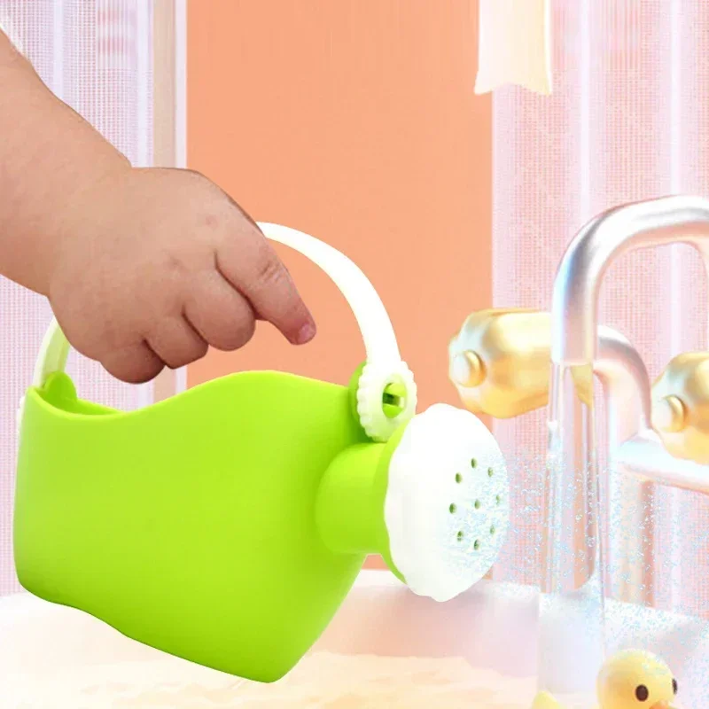 Set di Giocattoli da Spiaggia per Bambini, Kit per Giochi con Sabbia e Acqua con Secchio, Paletta, Rastrello, Annaffiatoio, Attrezzi Estivi per Sandbox all'Aperto per Bambini - immagine 2