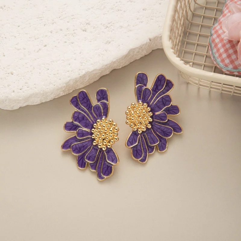 White Pink Color Metal Petal Stud Earrings for Women Personality Fashion Flower Earrings pendientes mujer