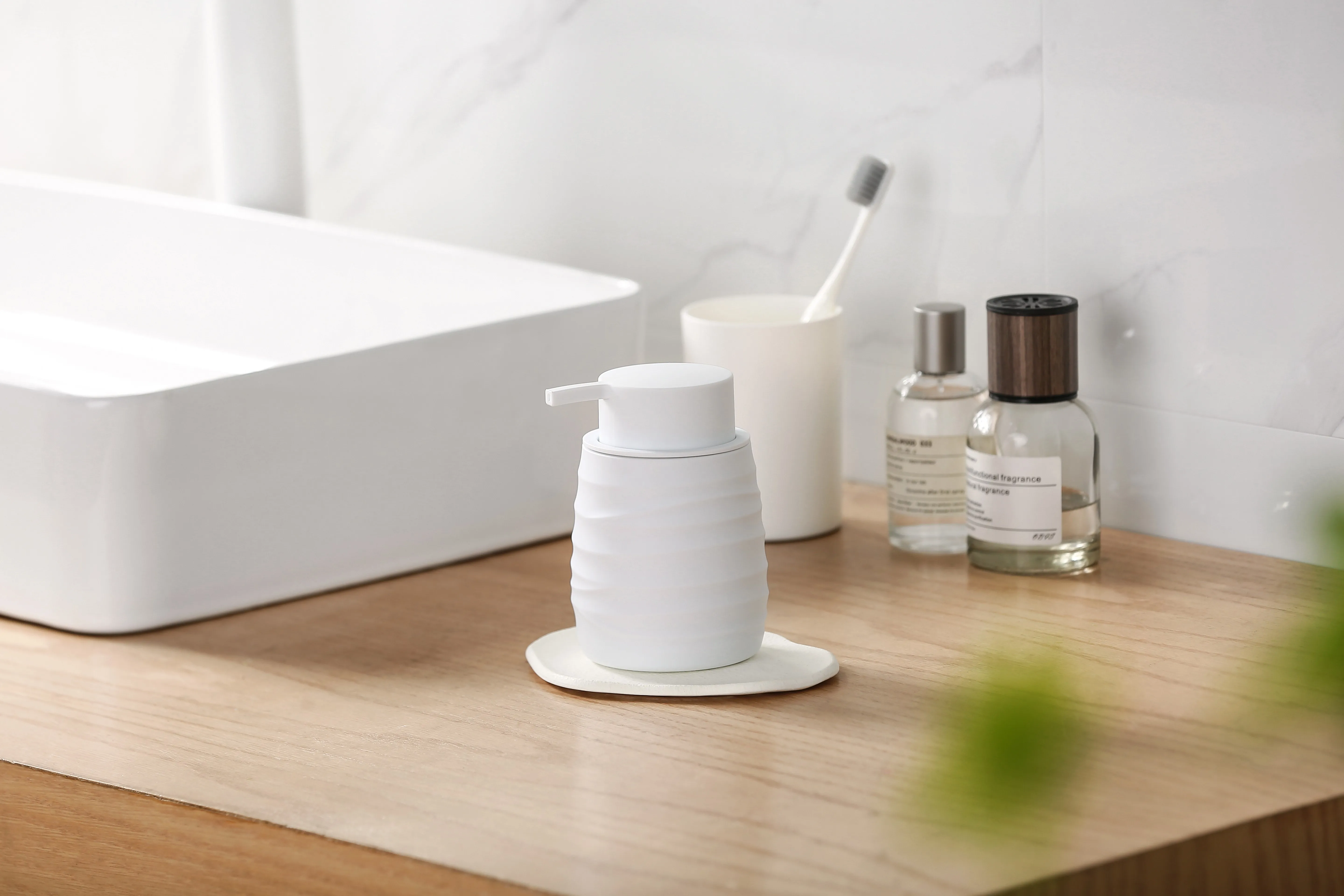 Description Picture 4 of item1 pcs Matte Stripe Style Soap Dispenser, Modern Minimalist Style for Kitchen Bathroom Countertops, Refillable