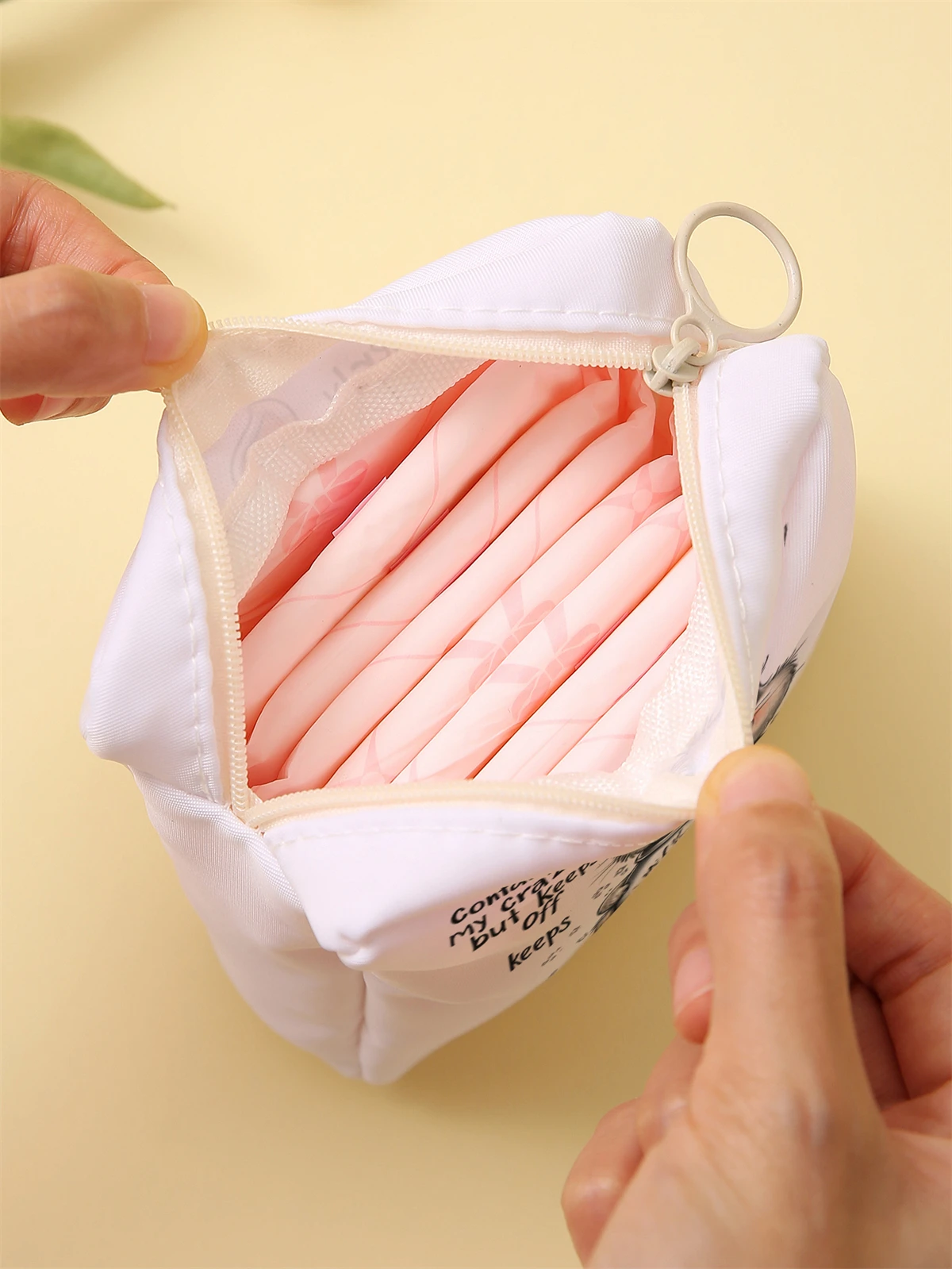 Rabbit pattern printed sanitary napkin storage bag, women's lightweight tissue bag, sanitary tissue bag