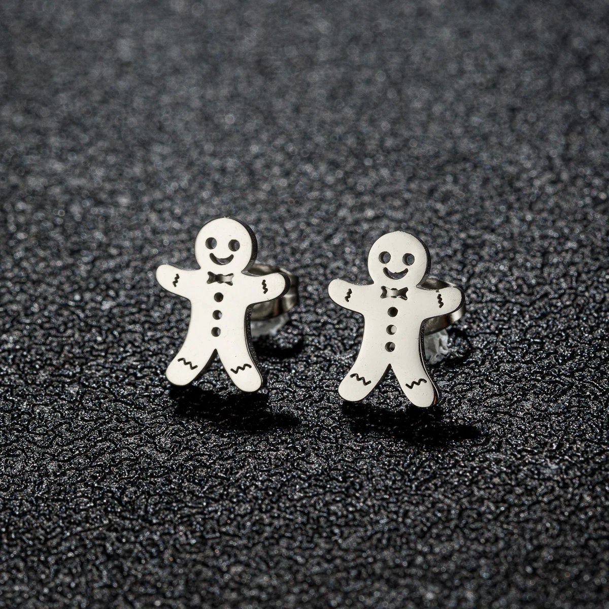 Cartoon Lebkuchen Mann Stud Frauen Ohrringe Weihnachten Geschenk hypo allergen Tragus Piercing Edelstahl Ohrring Schmuck – Detail 3