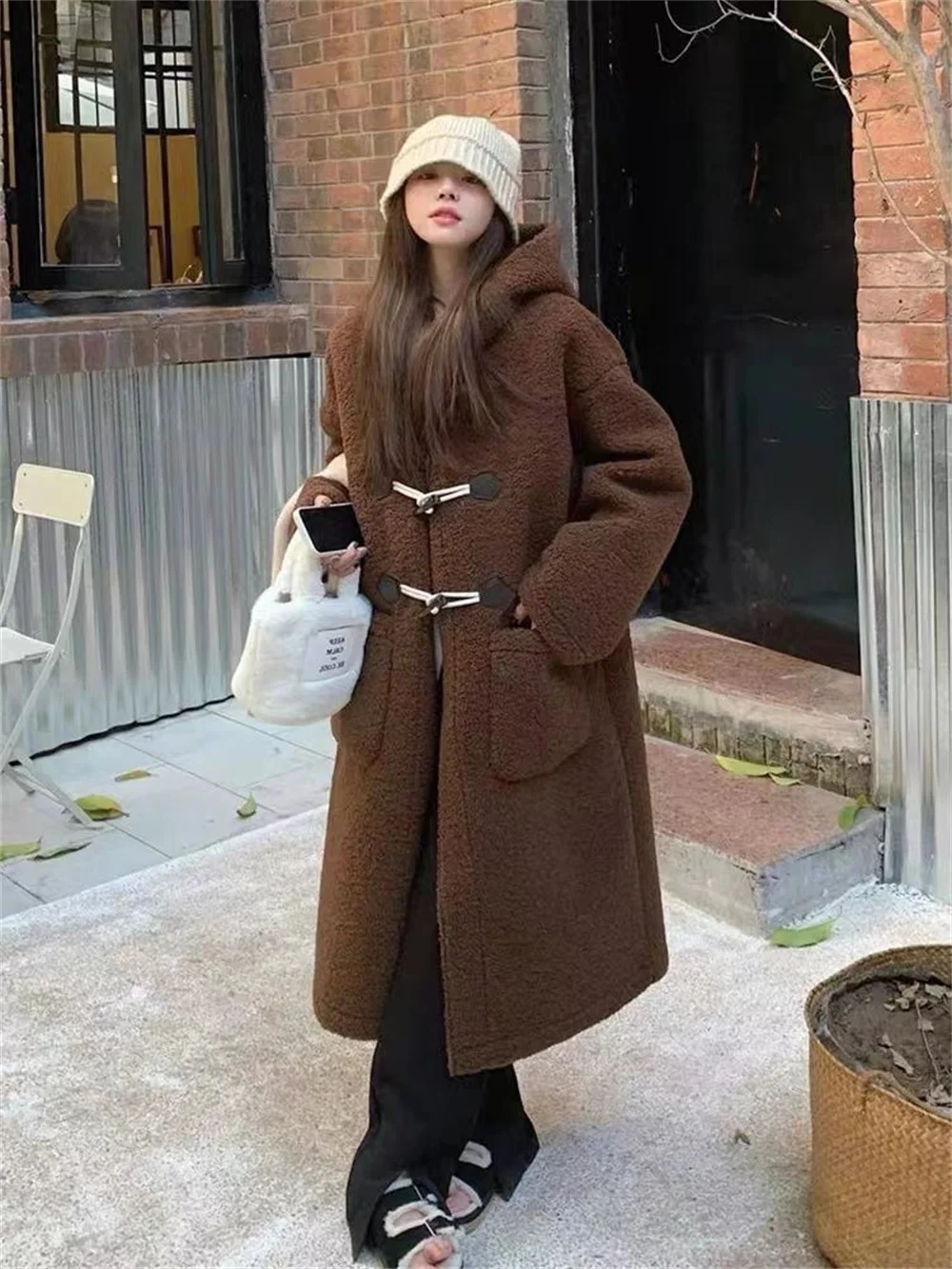 Soft and Glutinous Lamb Hair Cow Horn Button Coat for Women's Winter Mid length Thickened and Warm Imitation Fur Integrated Coat