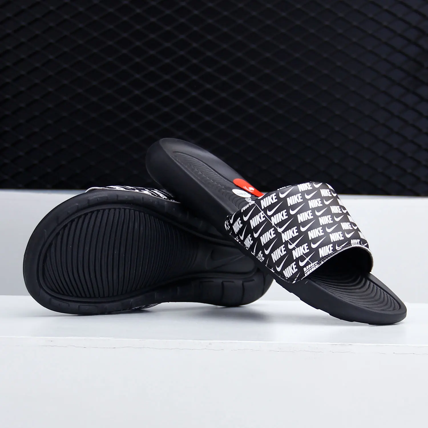 סנדלי ספורט נושמים לגברים מותג Nike Authentic VICTORI ONE SLIDE CN9678-006