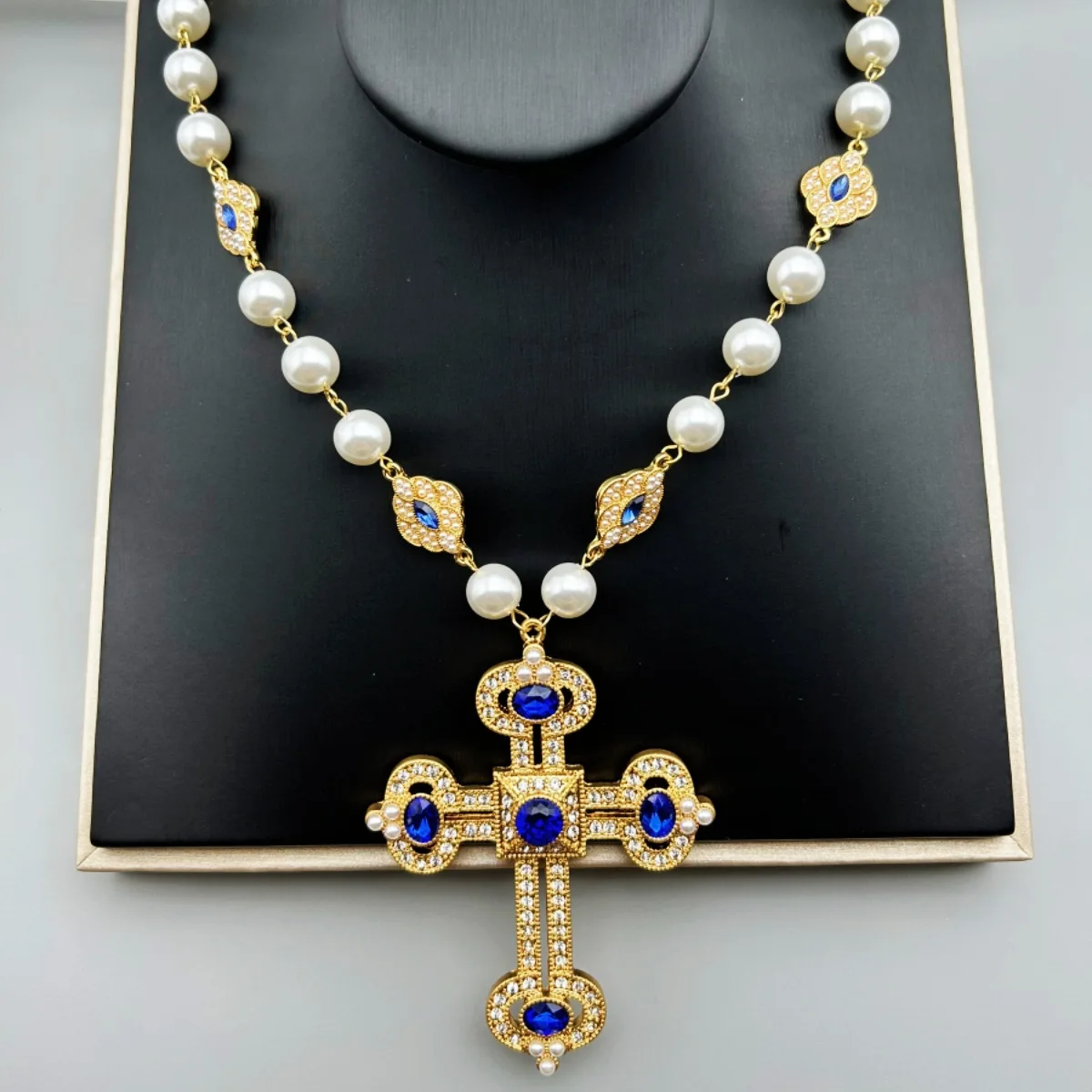 

Retro Heavy Industry Full Diamond Inlay Design Sense Gold Cross Pearl Necklace for Women