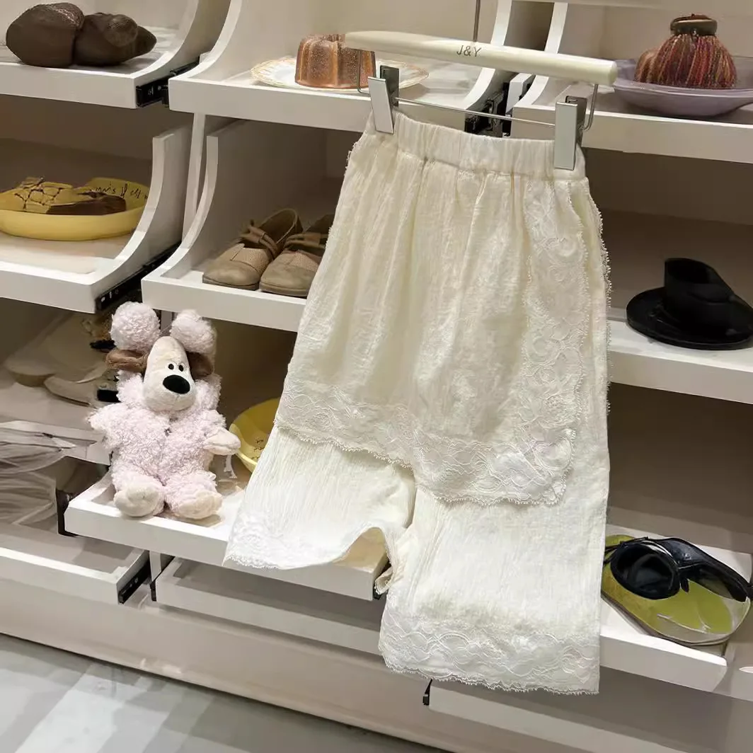 

Новинка Лето 2024, модные кружевные юбки для девочек в Корейском стиле, однотонные модные кружевные Широкие штаны с имитацией двух имитаций
